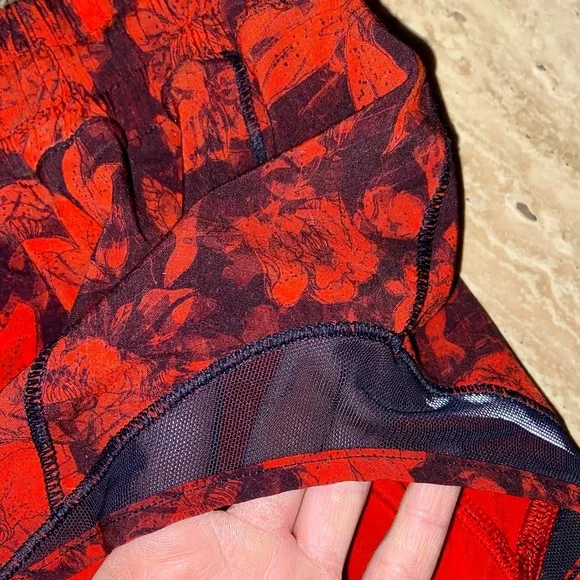 Lululemon Hotty Hot Short II 2.5” Red/Black Floral Size 2 - Picture 8 of 8